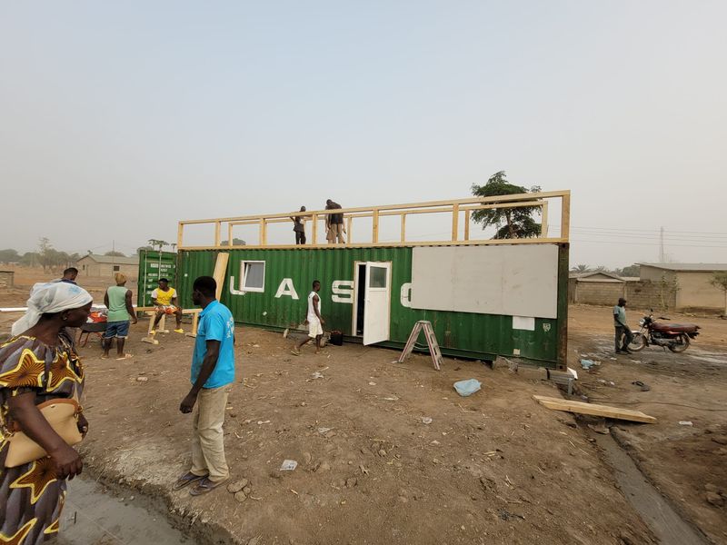 Togo Dach Anfang 80.jpg